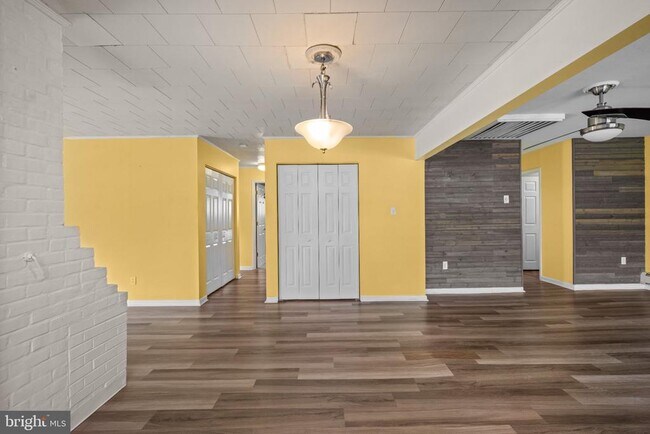 Building Photo - 47 Glenwood Ln