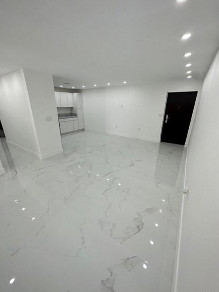 Building Photo - 2175 NE 170th St