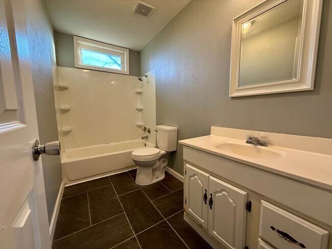 Building Photo - 3 Bedroom/1 Bathroom Home in Paragould AR - $1,100/month - Section 8 Welcome!