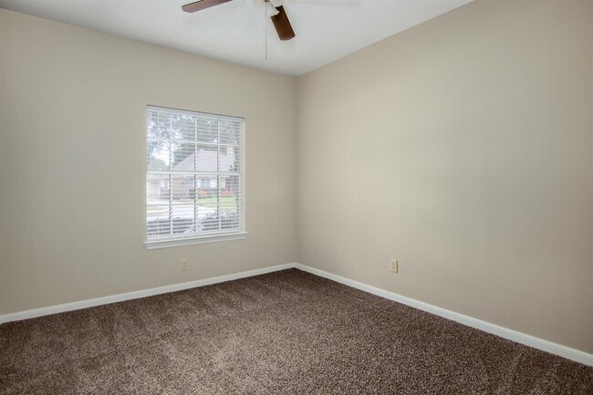 Building Photo - 15118 Greenleaf Ln