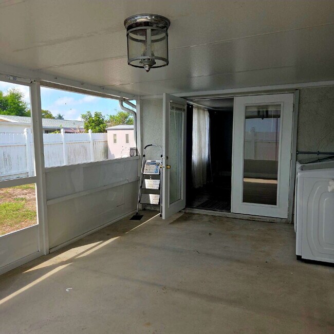 Building Photo - This gorgeous 2/1 house has been remodeled gourmet chef's kitchen, shaker cabinets, granite count...