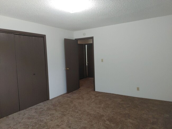 Building Photo - 522 Boxwood Dr