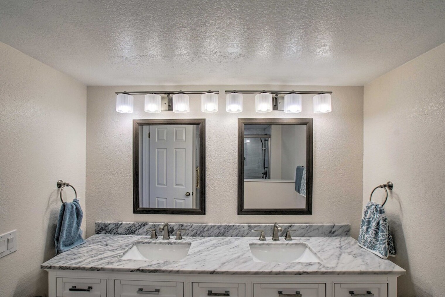 Building Photo - 4303 E Cactus Rd