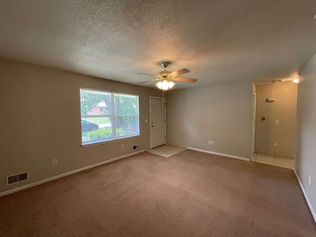 Building Photo - 2 Bedroom / 1 Bathroom Duplex in Blue Spri...