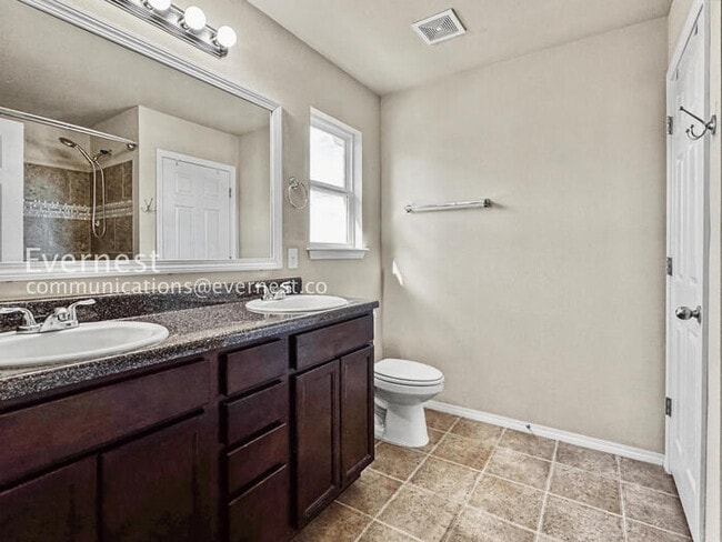 Building Photo - 3 Bed/2 Bath Home with Fenced Yard & Garage / Pet-Friendly / Available Soon!