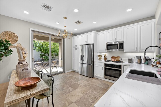 Building Photo - 41562 Via Arleta