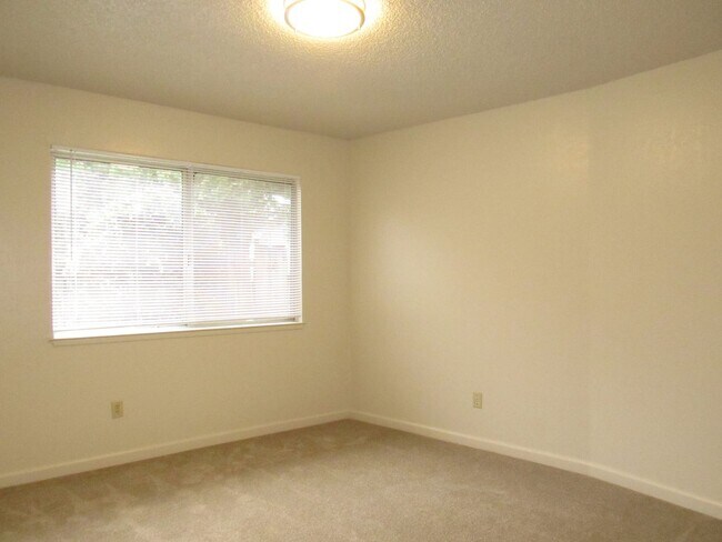 Building Photo - 340-344 El Rio Ct