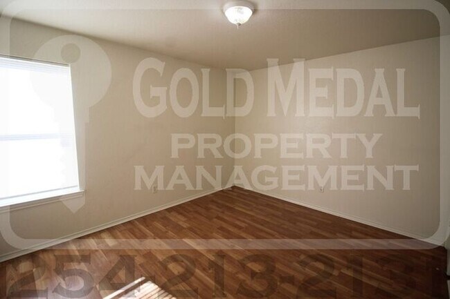 Building Photo - 3304 Hereford Ln