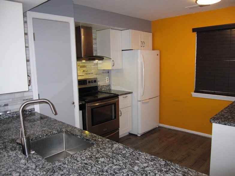 Building Photo - 2008 Windsor Dr