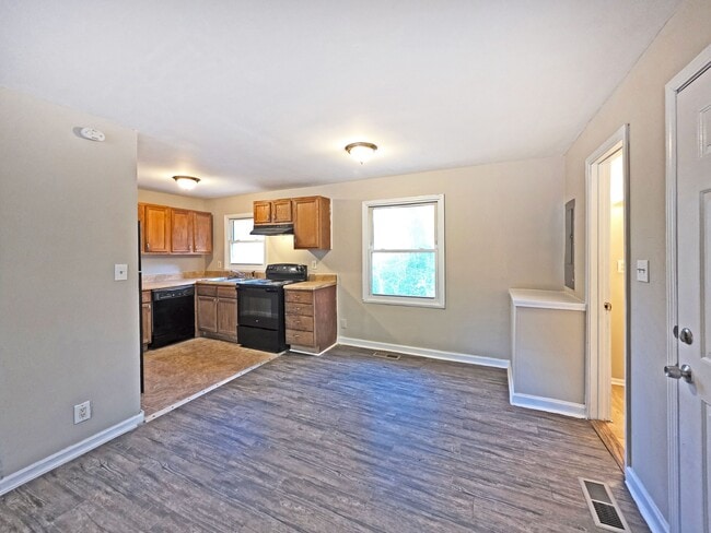 Building Photo - 2332 Baywood Dr SE