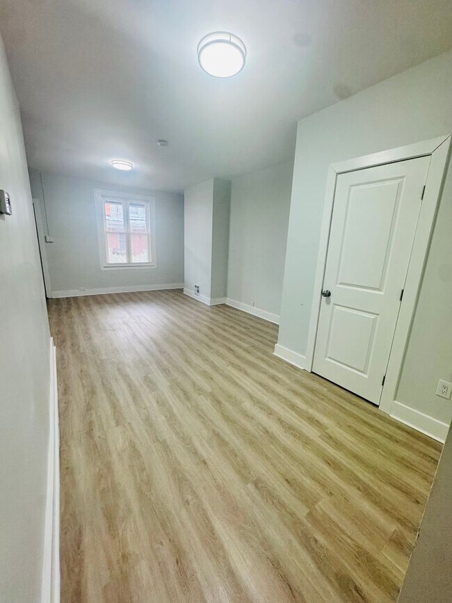 Building Photo - Refreshed 3BR/1.5Bth Home! Section 8 Only