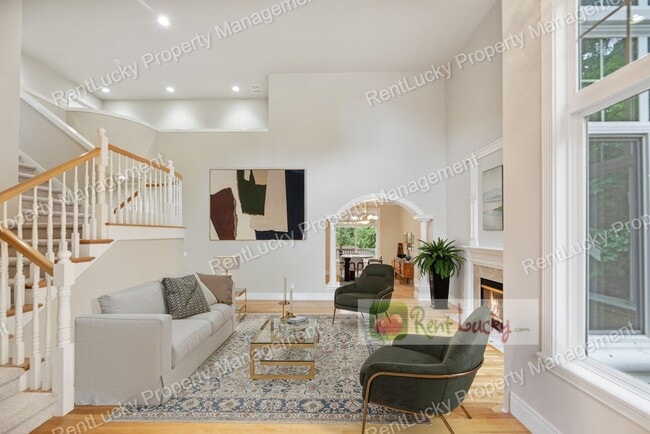 Building Photo - Like-New and HUGE 5-Bedroom Home in Prime ...