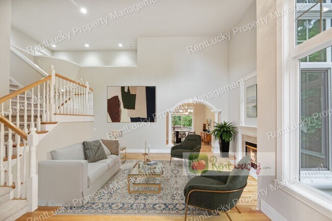 Building Photo - Like-New and HUGE 5-Bedroom Home in Prime Bellevue Location!!