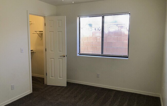 Building Photo - Centrally Located