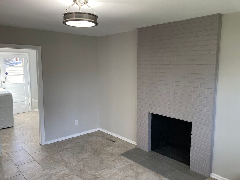 Building Photo - 8802 Avalon Dr