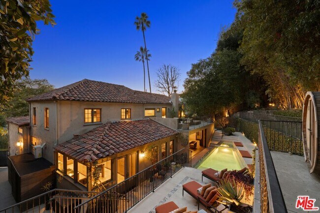 Building Photo - 3300 N Knoll Dr