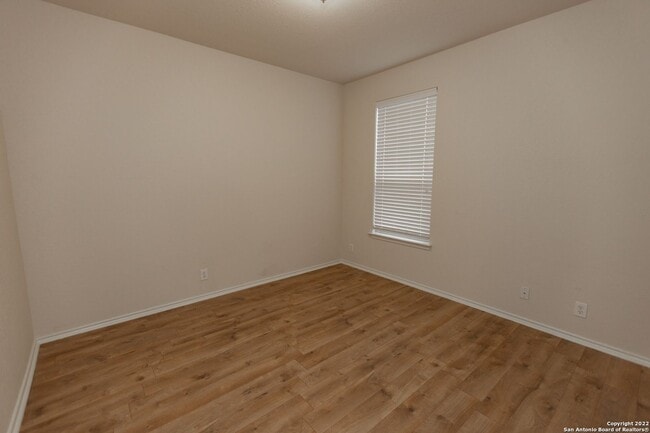Building Photo - Stunning 5 bedroom 3 full bath home in the...