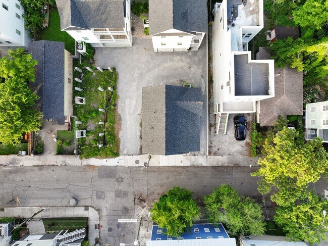 Building Photo - Elevated Charleston Charmer