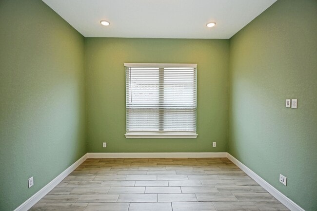 Building Photo - 1434 Oaklawn Dr