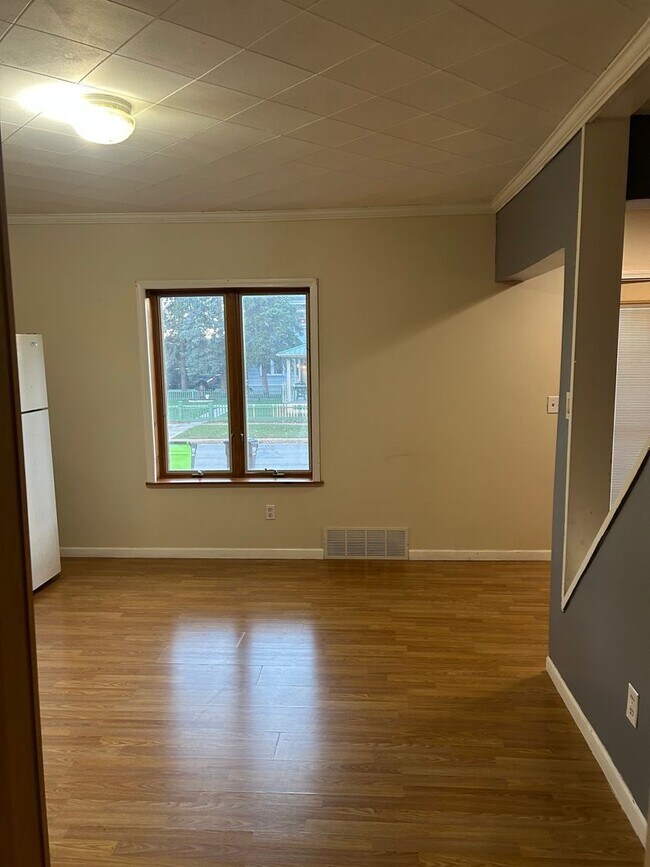 Primary Photo - 30 W 7th St