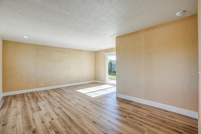 Building Photo - Beautifully Renovated 4 Bedroom Home with 3 Full Bathrooms!