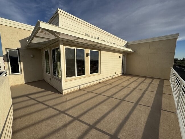 Building Photo - Chandler Luxury Townhome