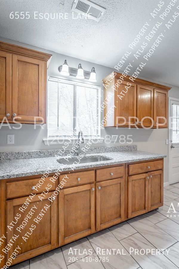 Building Photo - 6555 Esquire Ln