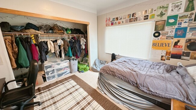 Building Photo - PRELEASE: 5 bdrm/2 bath in York neighborhood
