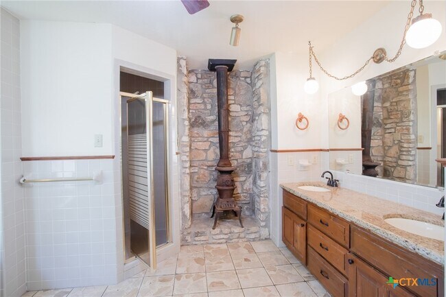 Building Photo - 4692 S E River Rd