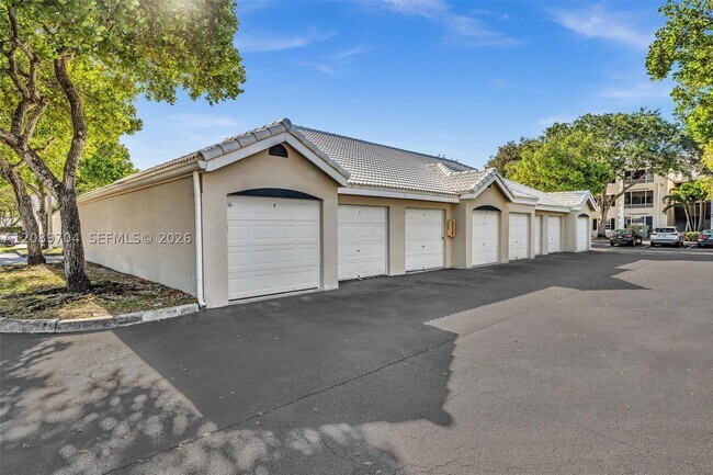 Building Photo - 2820 N Oakland Forest Dr