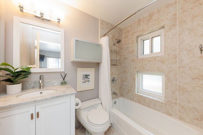 Building Photo - La Jolla Shores Living - Steps from the Be...