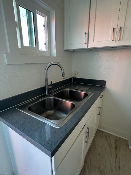 Building Photo - 1709 W 25th St