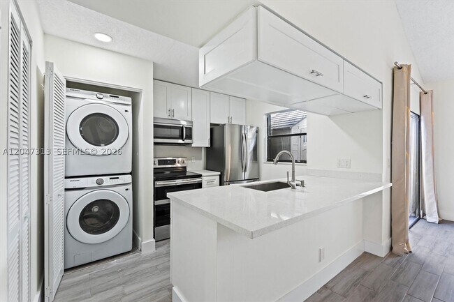 Building Photo - 2025 SW 82nd Ave