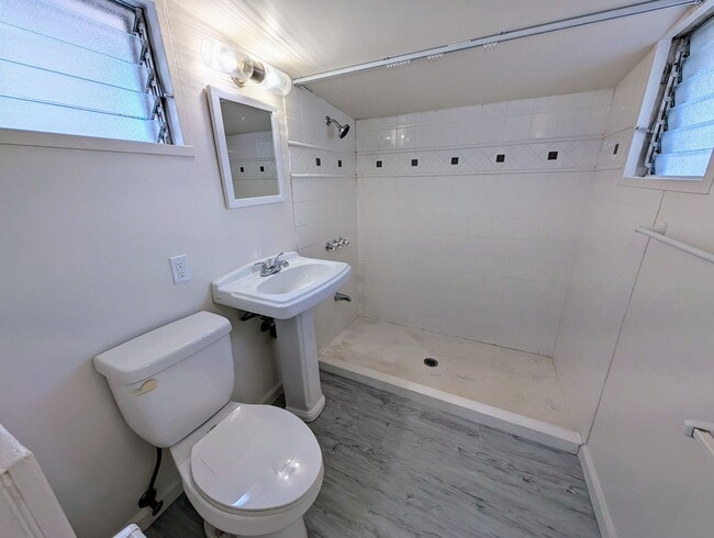 Building Photo - Centrally located 2 Bed, 1.5 Bath house in...