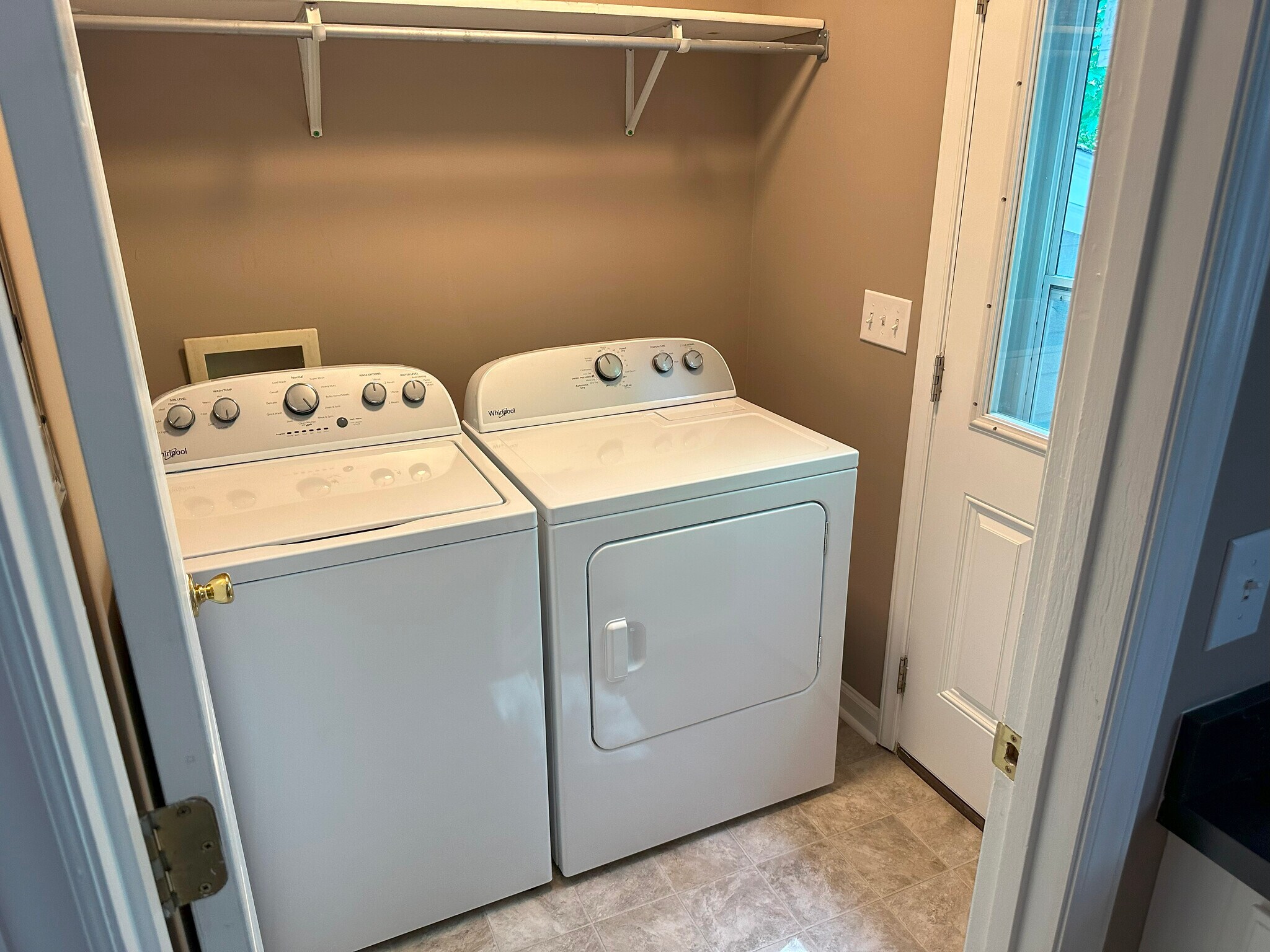 Building Photo - 420 Johnson St