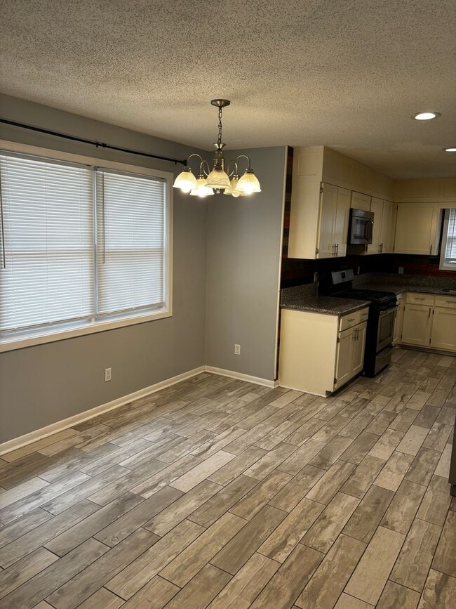 Building Photo - 1042 Live Oak Dr