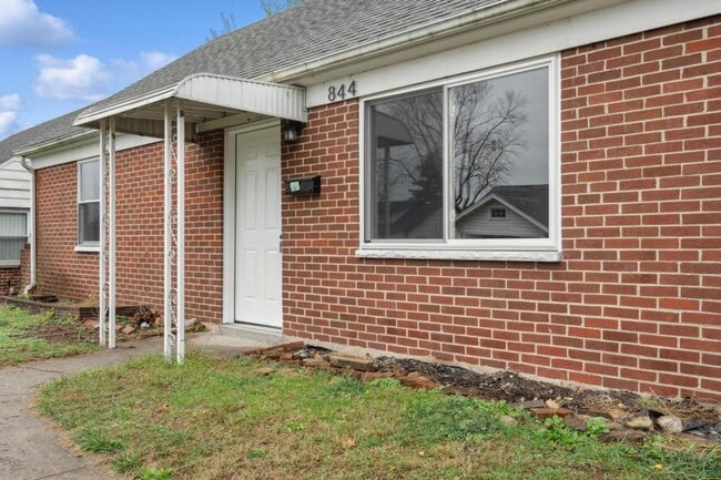 Building Photo - 844 Alverno Ave