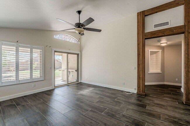 Building Photo - 4 bed, 2 bath home in Peoria