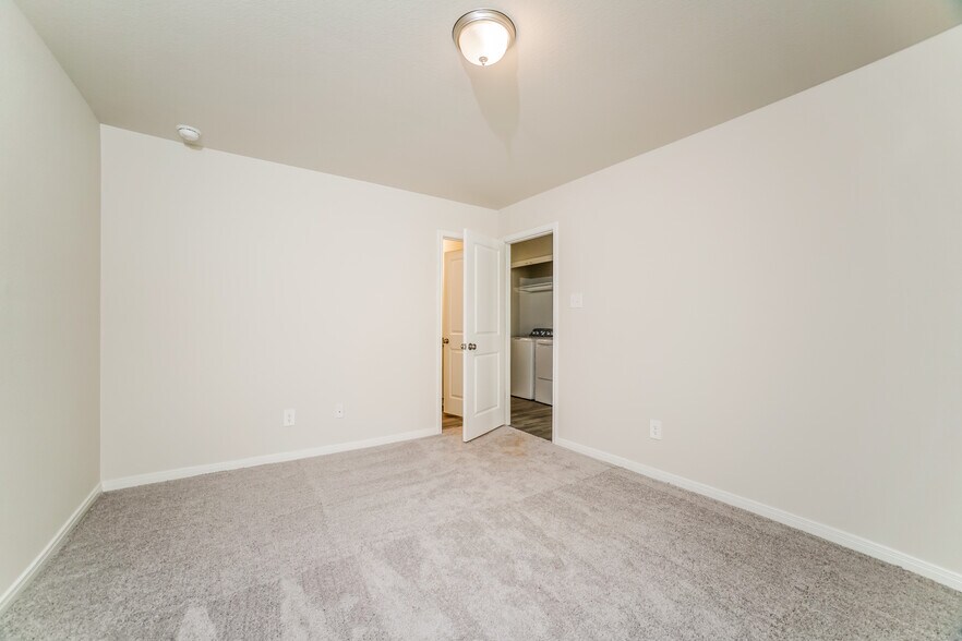 Building Photo - 15815 Del Norte Dr