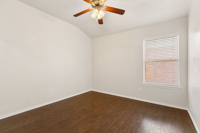 Building Photo - Charming Home Awaits: Spacious & Modern Li...