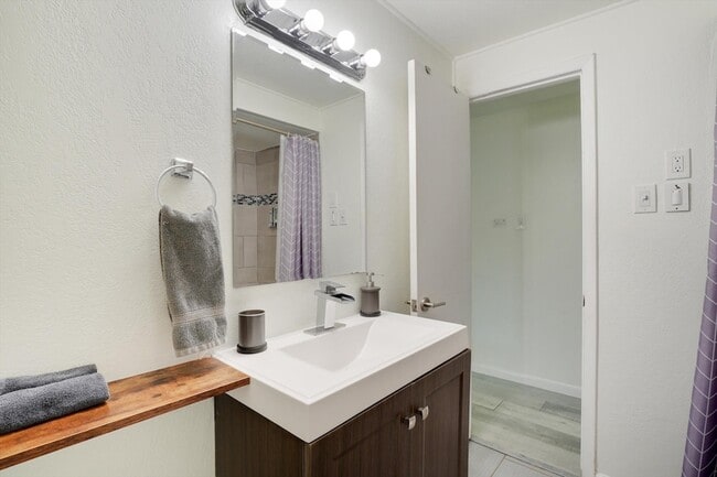 Building Photo - 742 Austrian Rd