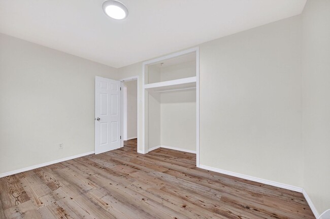 Building Photo - Remodeled spacious 2 bedroom, 1 bathroom unit now available!