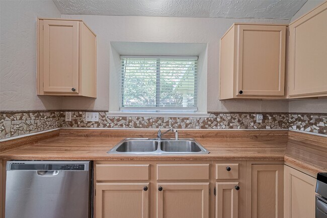 Building Photo - 6907 Yardley Dr
