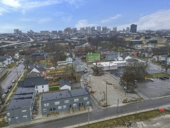 Building Photo - Modern 2BR Townhouse Walk to Downtown All Utilities Included