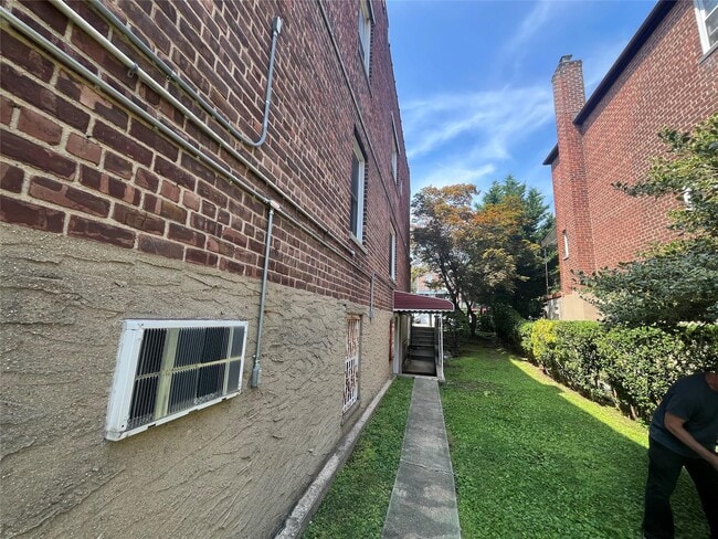 Building Photo - 828 Waring Ave