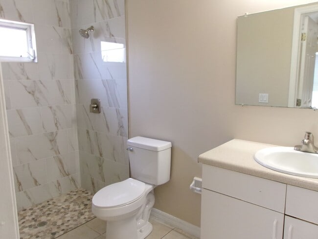 Building Photo - ONE MONTH FREE RENT!! SW Cape 3/2/1 Duplex Avail Now