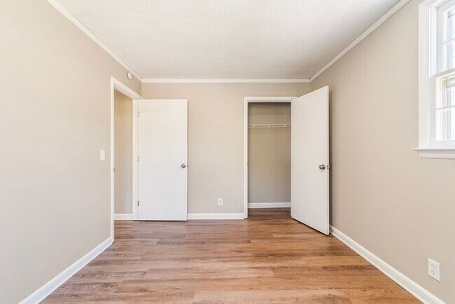 Building Photo - Charming 3-Bedroom 1.5 Bath Oasis in Bellevue