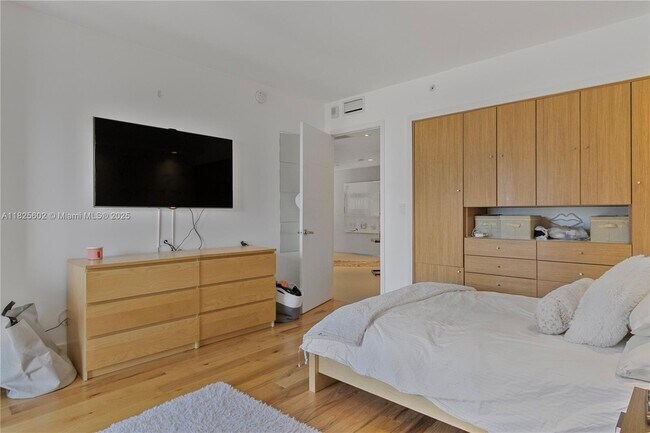Building Photo - 520 Brickell Key Dr
