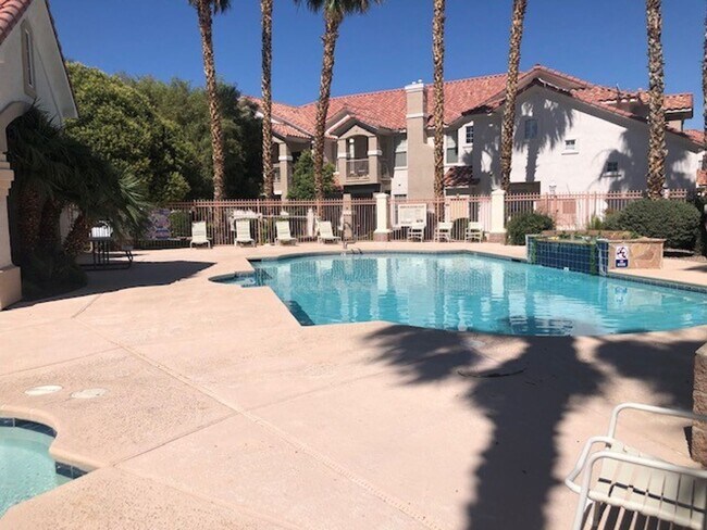 Building Photo - Great Condo, Convenient Location in a Gated Community