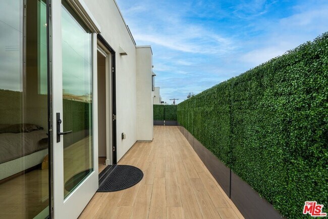 Building Photo - 505 S Barrington Ave